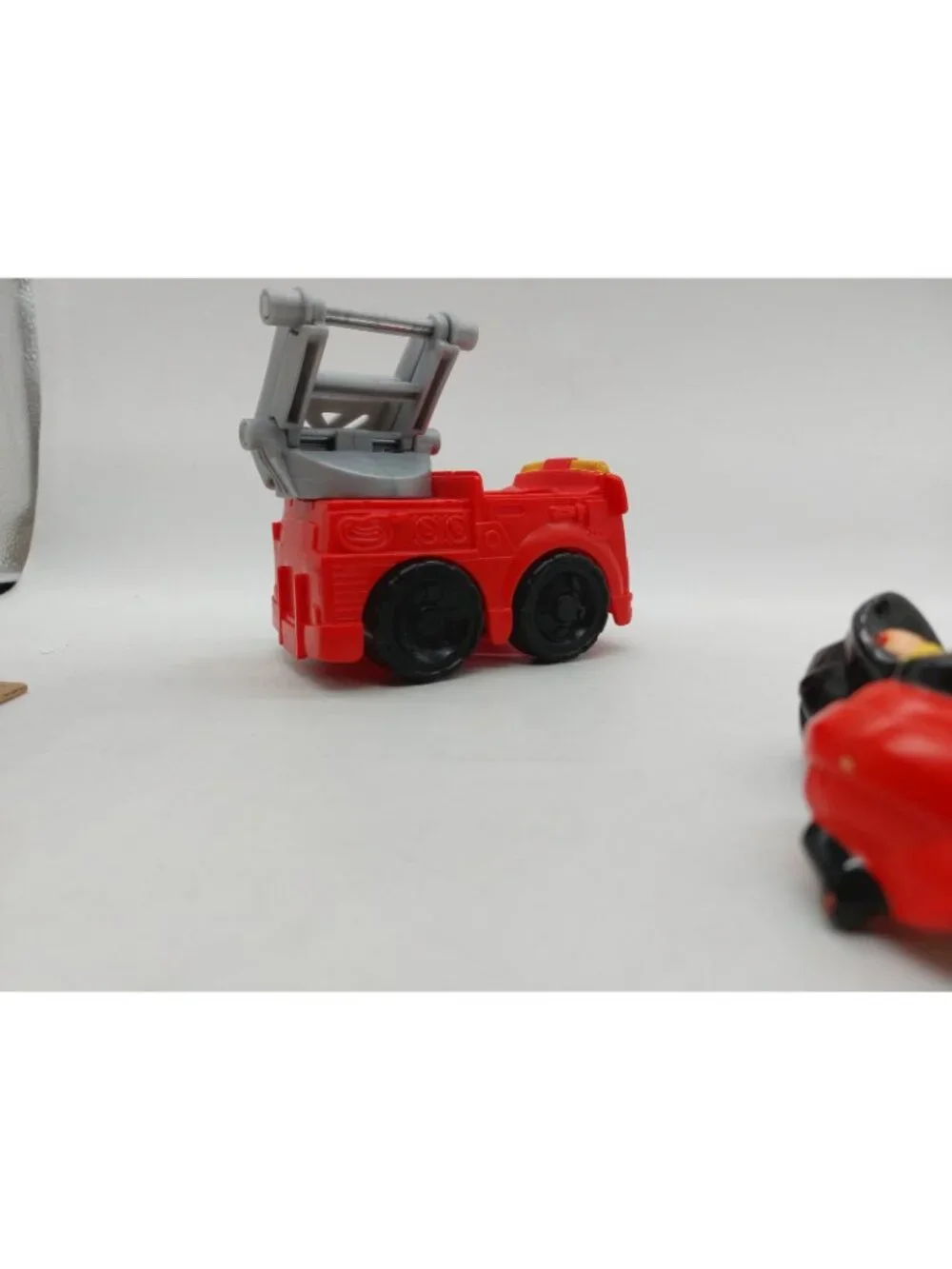 Fisher Price Little Rescue Fire Truck Ladder 1 Dog 2 Fireman 1 Firewoman Lot